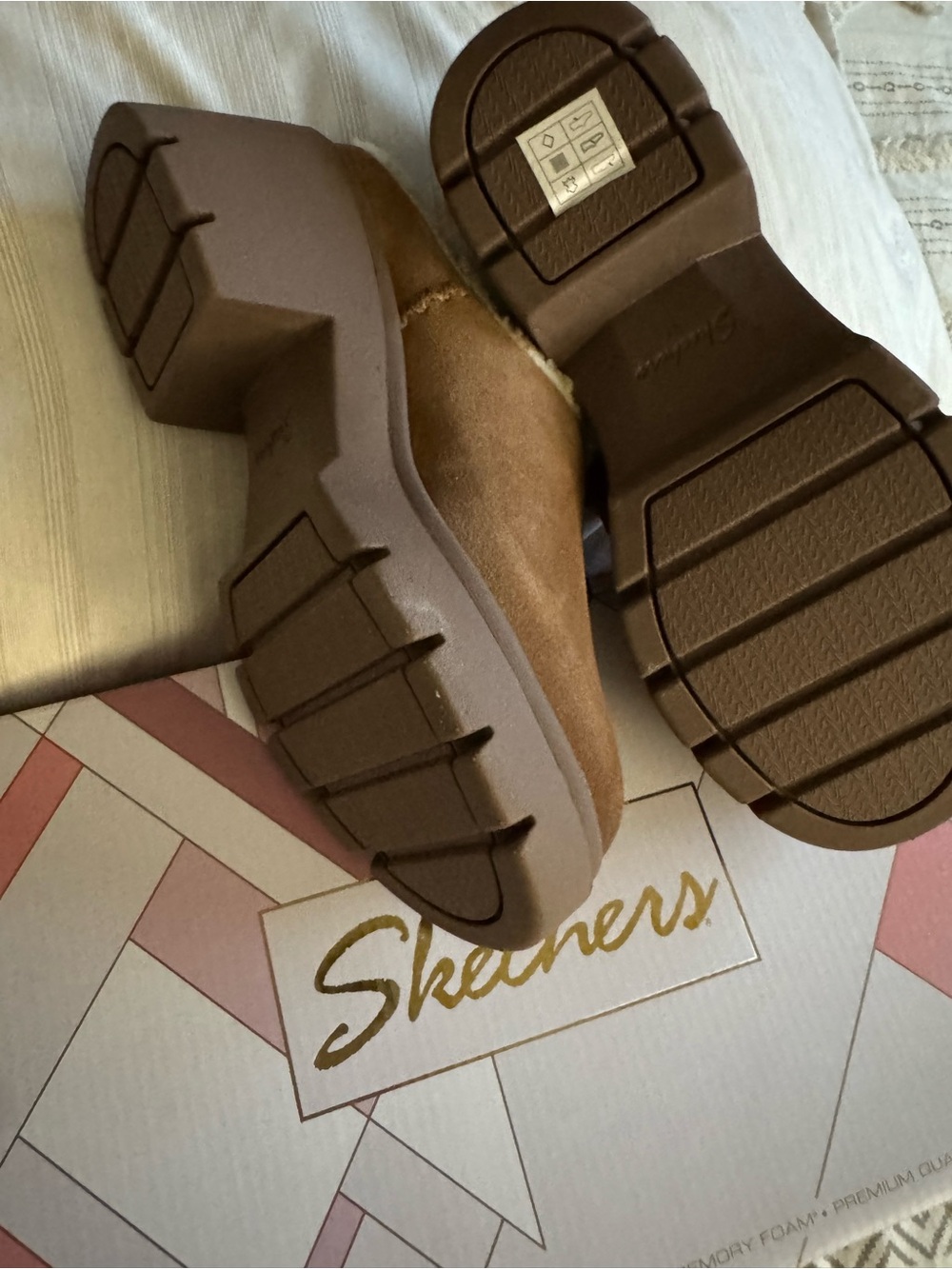NWT Sketchers Cozy Suede Slip-On Clog in Chestnut Brown with Faux Shearling Sz 7 - Picture 2 of 7